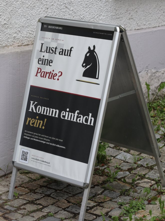 Aufsteller vor dem Spiellokal: „Lust auf eine Partie? Komm einfach rein!“
