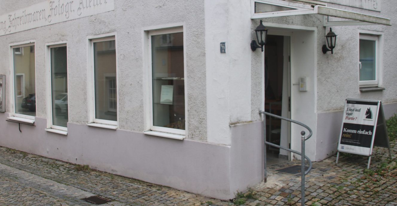 Das Spiellokal in der Mühlstraße 20 in Riedenburg mit dem Aufsteller der Schachabteilung vor dem Eingang